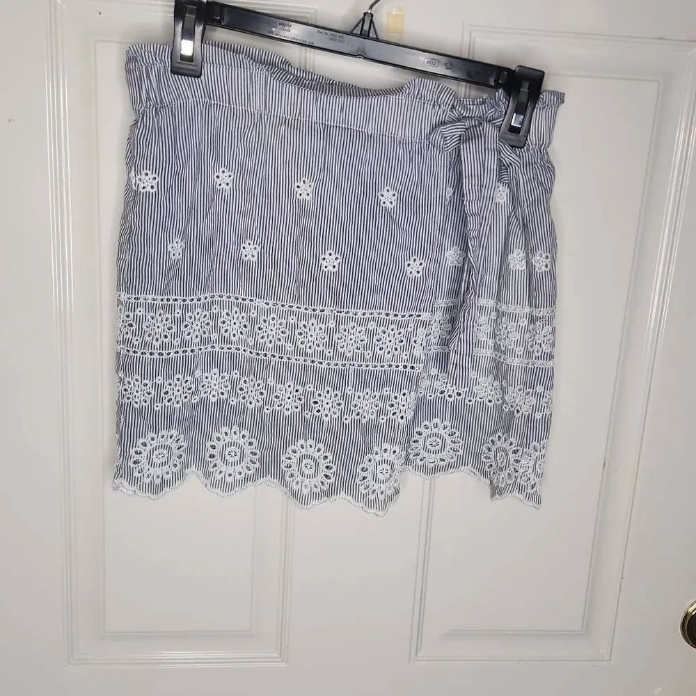 Motivi gray pinstripe eyelet embroidered wrap shorts women's size 4